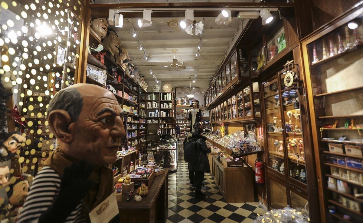 ’El Ingenio’, la original tienda ubicada en Barcelona, celebra el sábado una procesión festiva su segunda resurrección comercial.