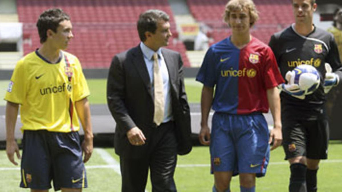 Joan Laporta, con los tres jugadores de la cantera azulgrana que han presentado los nuevos uniformes del Barça.