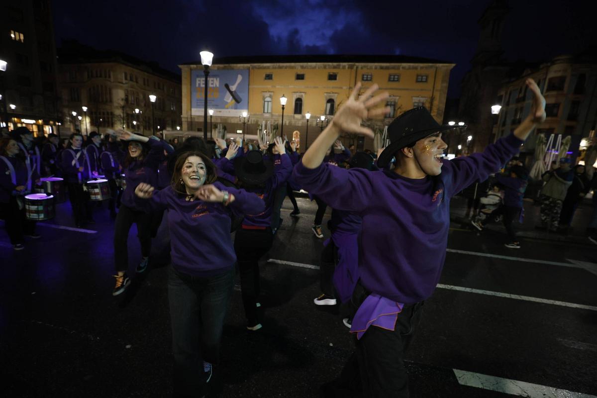 El pasacalles para abrir el Carnaval de Gijón, en imágenes