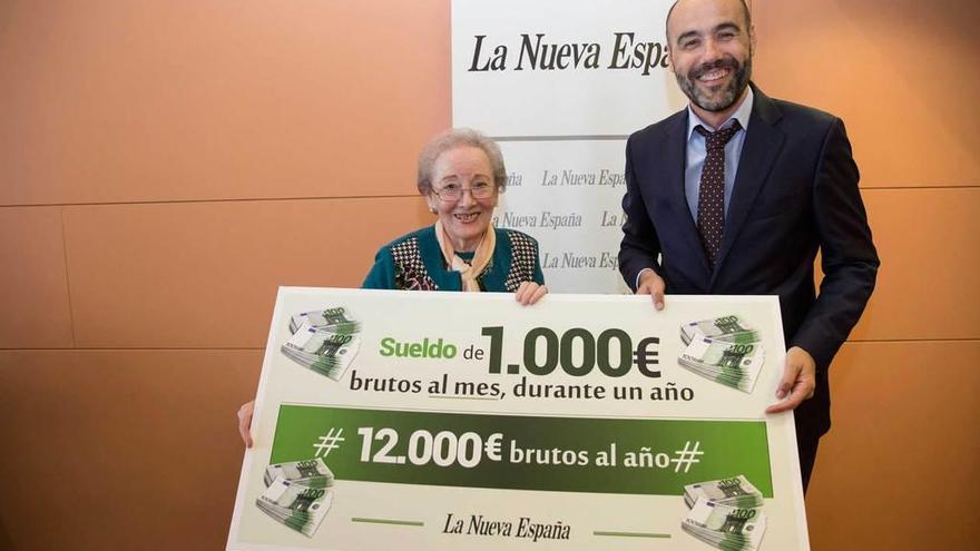 María Vidal recoge el cheque de manos de Francisco Costales, jefe de Gestión de LA NUEVA ESPAÑA.