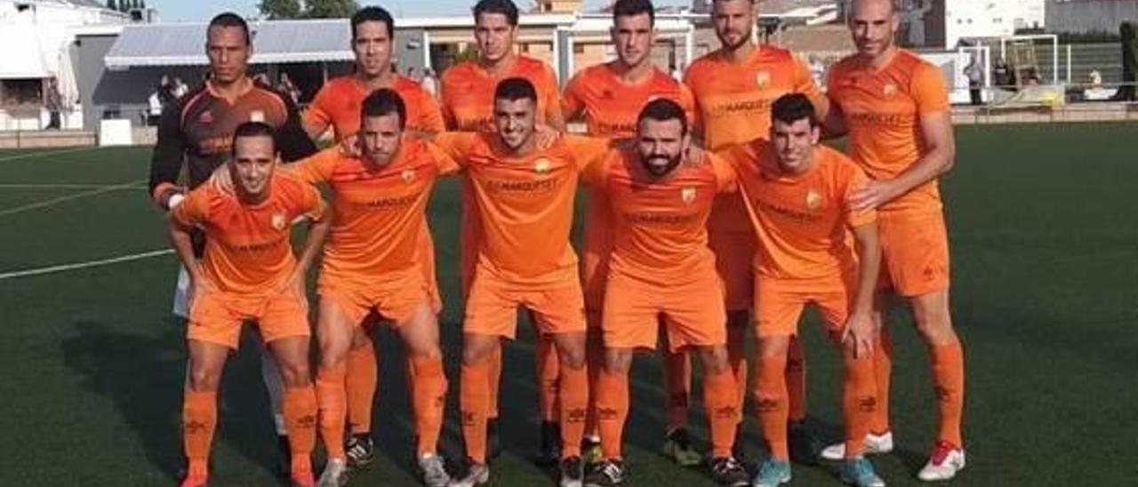 Jugadores del Carcaixent antes del inicio de partido.