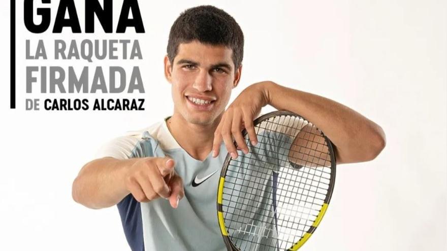 Carlos Alcaraz sortea una de sus raquetas
