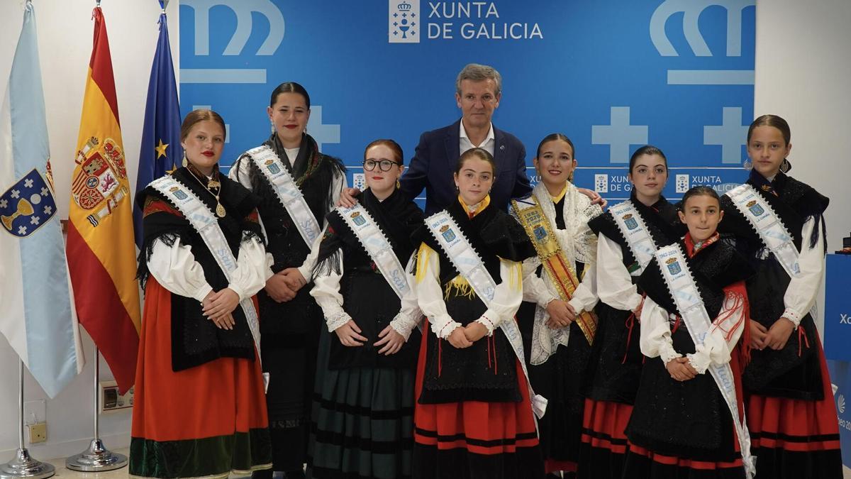 Las Meigas de las Hogueras de San Juan de A Coruña condecoran a Alfonso Rueda con la medalla de oro y el título de Presidente de Honor