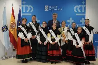 Las Meigas de las Hogueras de San Juan de A Coruña condecoran a Alfonso Rueda con la medalla de oro y el título de Presidente de Honor