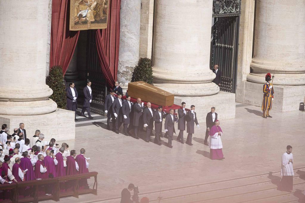 El funeral del papa Francisco en la Plaza de San Pedro del Vaticano, en imágenes