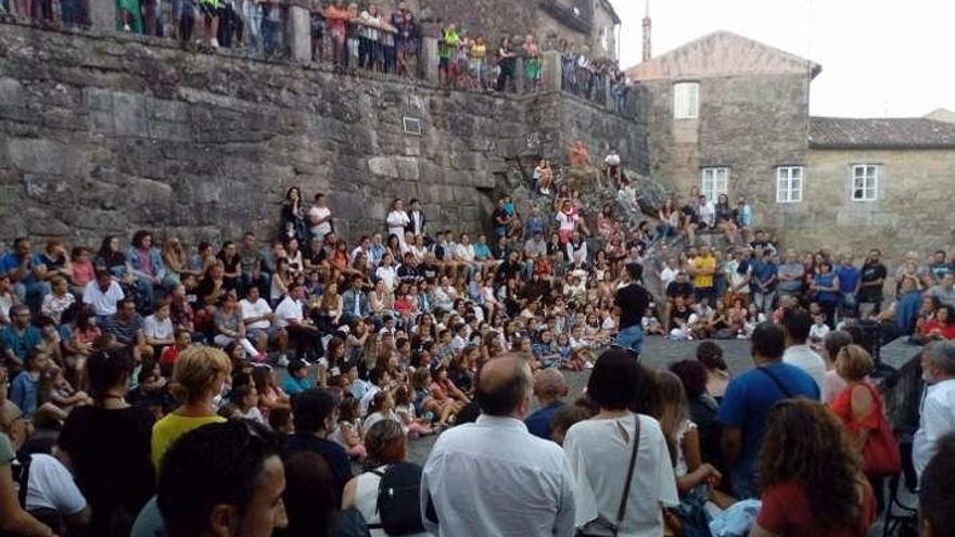 Actuación del mago Samuel Moreno en la Plaza Frómista en Miñomáxico. // D.B.M.