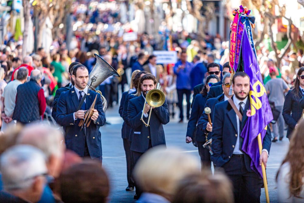 Más de 500 músicos marcan el ritmo en el inicio de las Fiestas de Benidorm