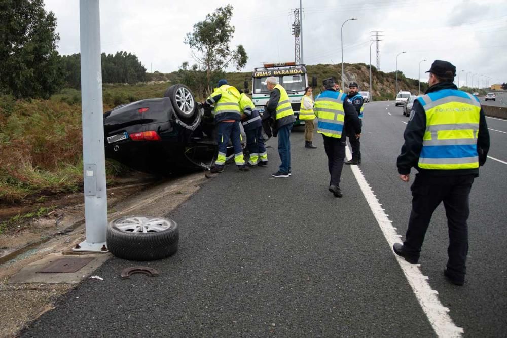 El vehículo volcó sobre la calzada tras el impacto. Un equipo de Atestados investiga las causas del siniestro.