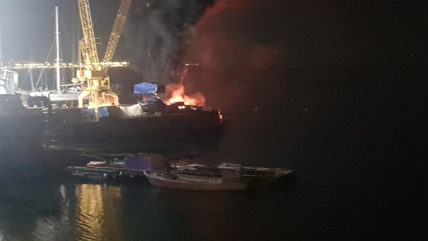 Un incendio calcina una planeadora fondeada frente a un astillero moañés