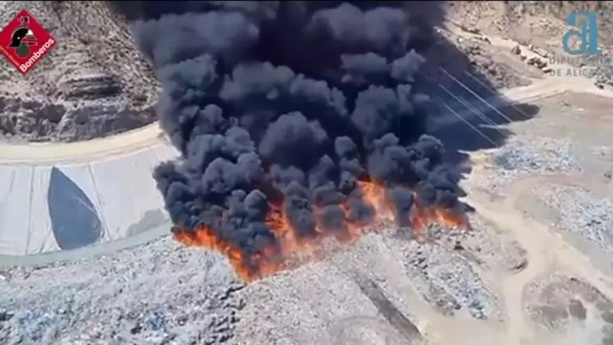 Declarado un incendio en el vertedero de Xixona