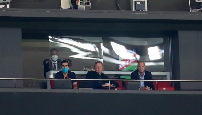 Koeman, en el palco del Wanda Metropolitano, cumpliendo sanción. Allí vivió en primera persona el dardo de Luis Suárez en su celebración