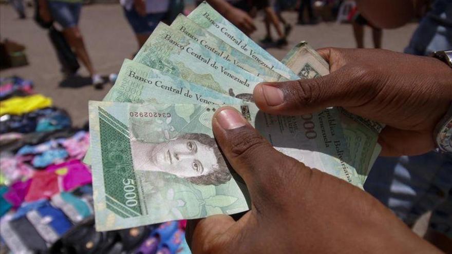 El bolívar venezolano se deprecia el 24,55%