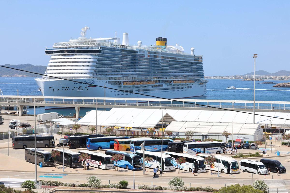 Tres cruceros coinciden en el puerto de Ibiza