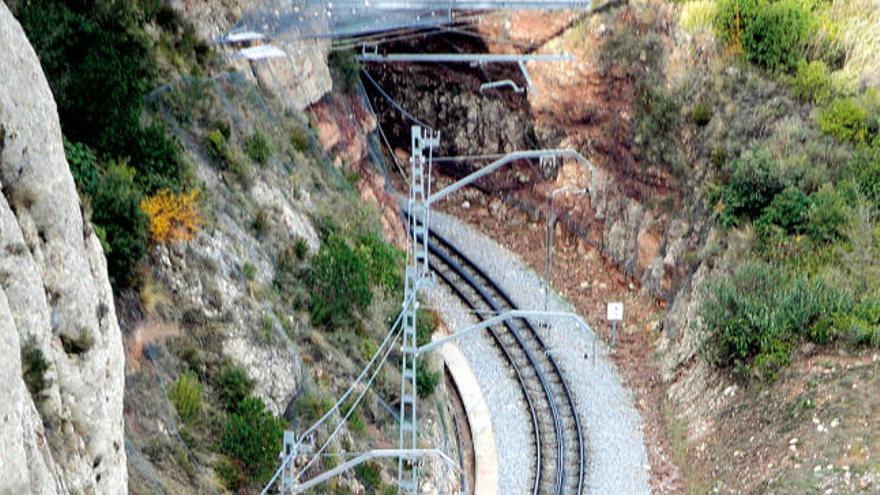 El tram de via afectat pel despreniment, just a la sortida d&#039;un túnel, poc abans d&#039;arribar al monestir