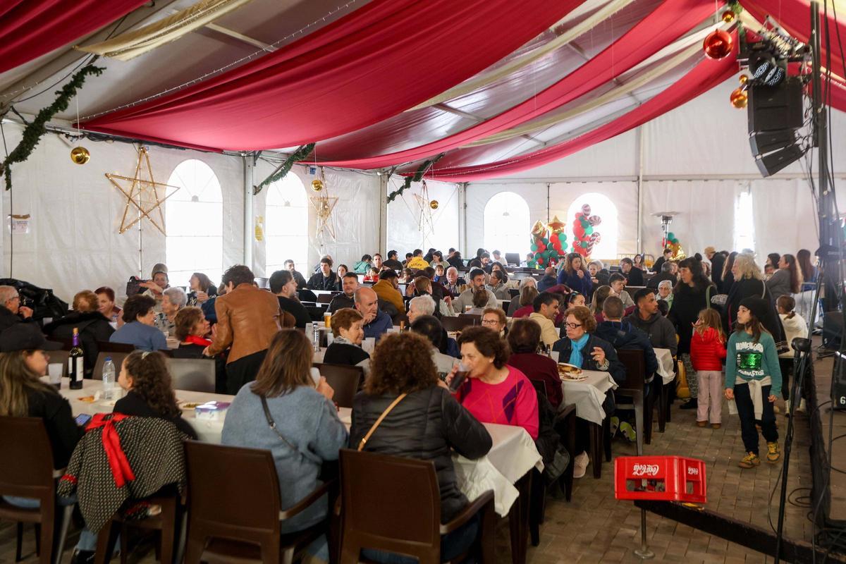 Comida popular 'Té ous sa colla' en Sant Josep