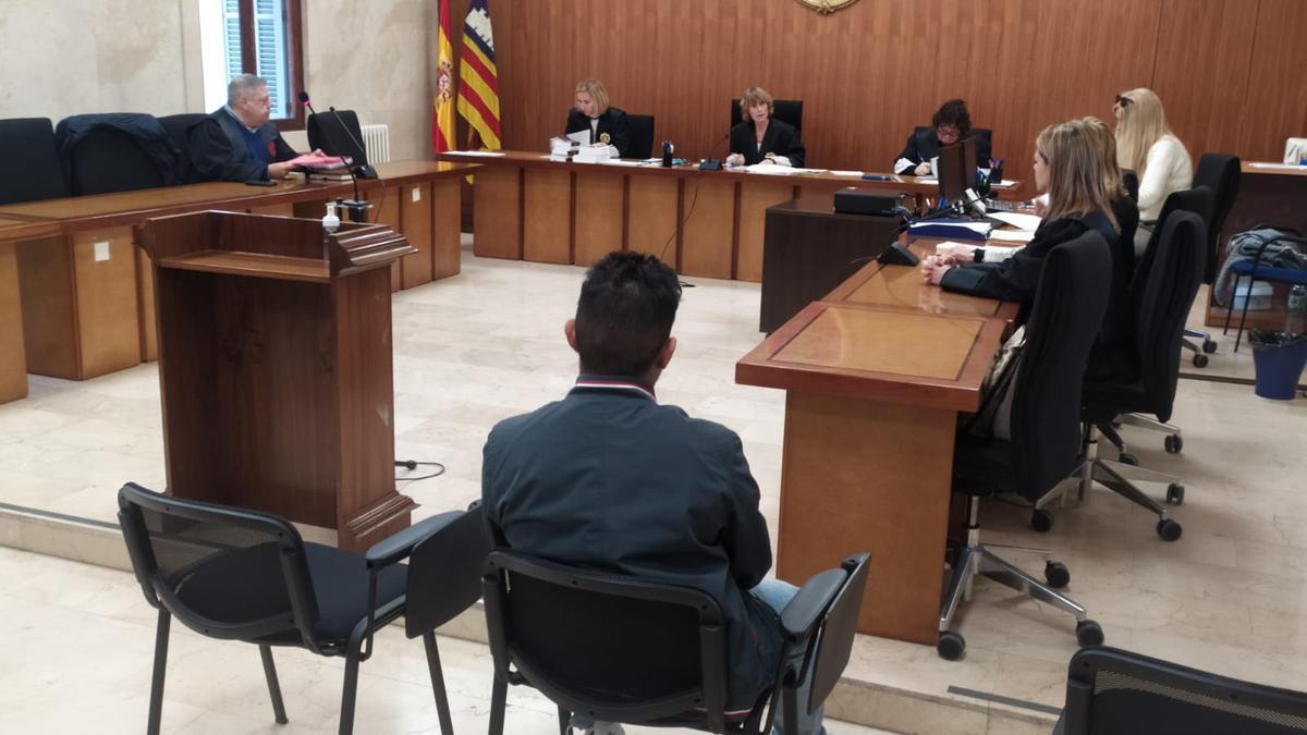 El hombre condenado, hoy durante la vista celebrada en la Audiencia Provincial de Palma.