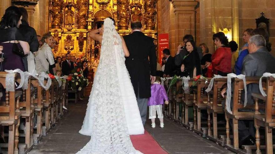 Una novia entra en una Iglesia el día de su boda.