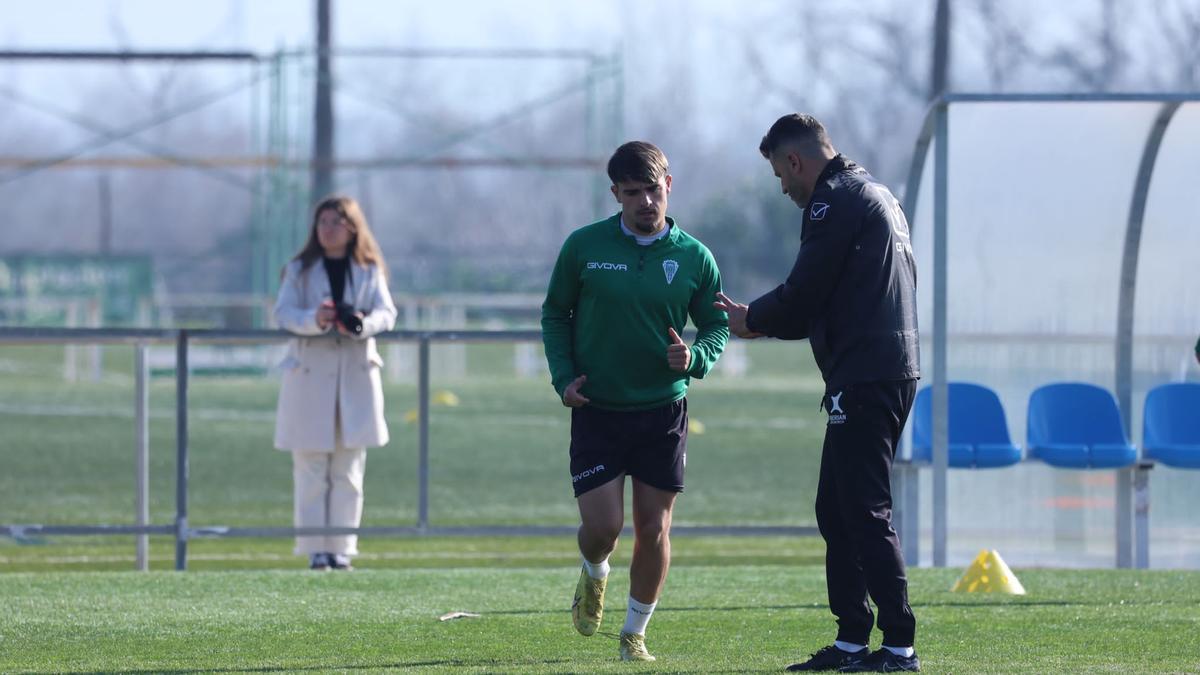 Iván Ania habla a Iván Calero, jugador del filial, durante el entrenamiento del Córdoba CF en la Ciudad Deportiva, este martes.