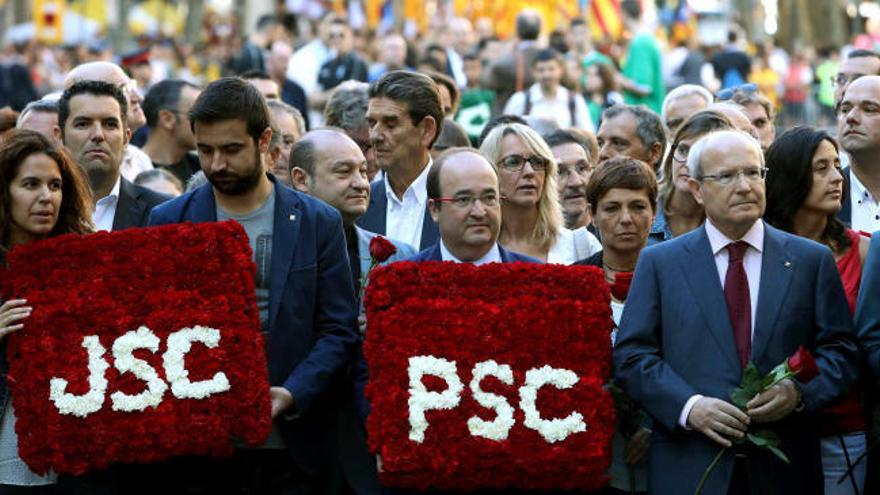 La ofrenda floral del PSC truncada por los gritos de los asistentes a la Diada