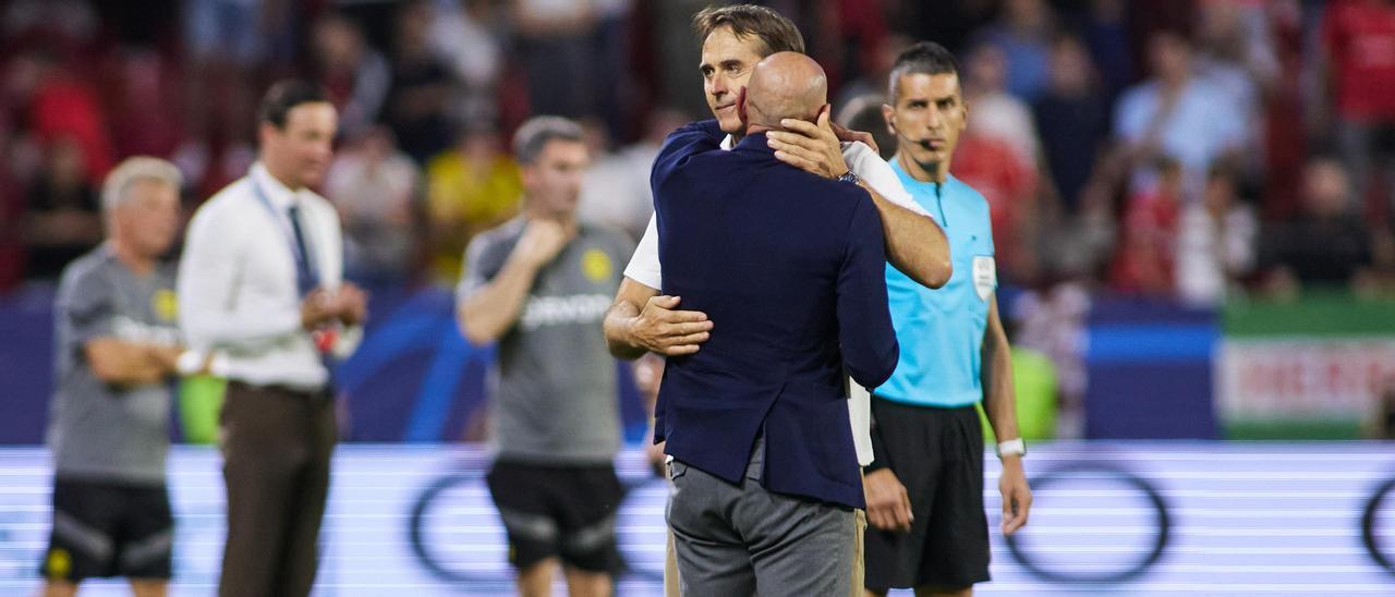 Julen Lopetegui y Monchi se abrazan tras el partido frente al Borussia, el último del técnico en el banquillo del Sevilla