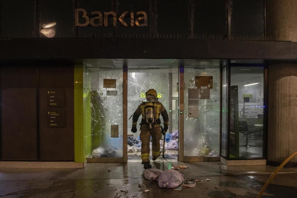 Grups incontrolats provoquen destrosses a Girona