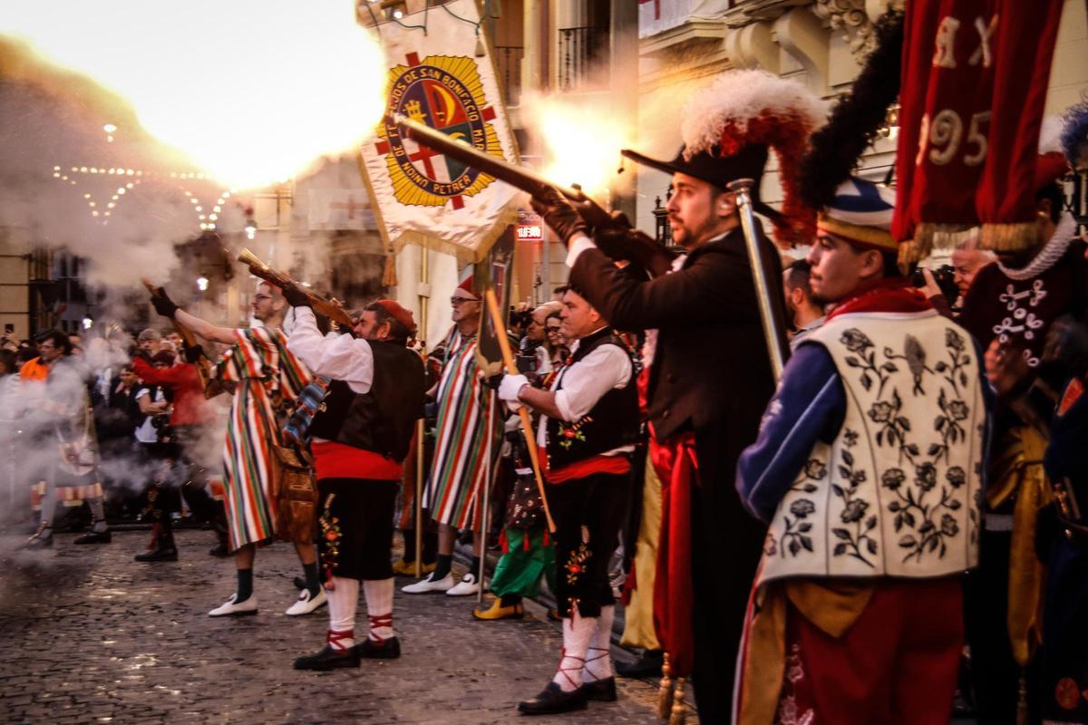Los arcabuces toman Alcoy en el 750 aniversario de Sant Jordi