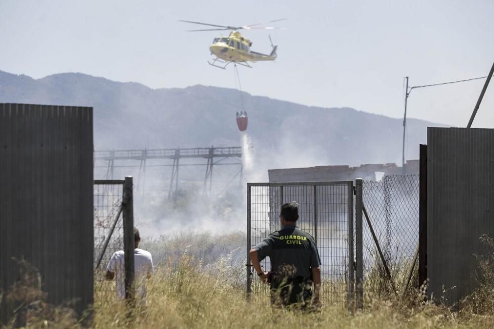 Se incendia un desguace junto a la Base Aérea de Alcantarilla