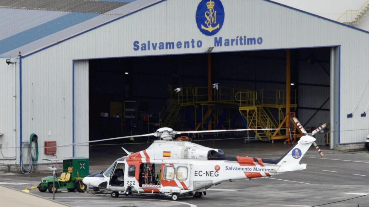 El helimer Cantábrico, ayer, en la base de El Musel tras rescatar a los dos marineros.