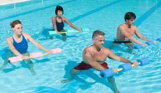 Diez ejercicios para perder peso en la piscina