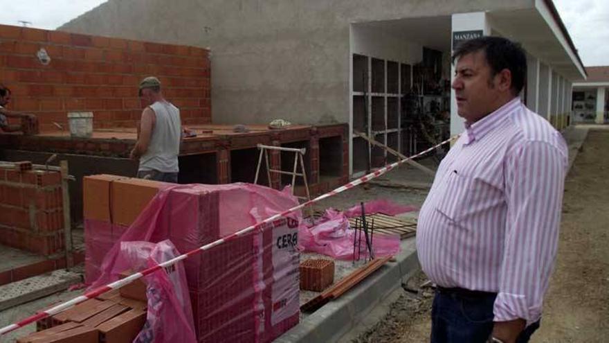 Empieza la obra para construir en el cementerio 102 nichos en Almendralejo