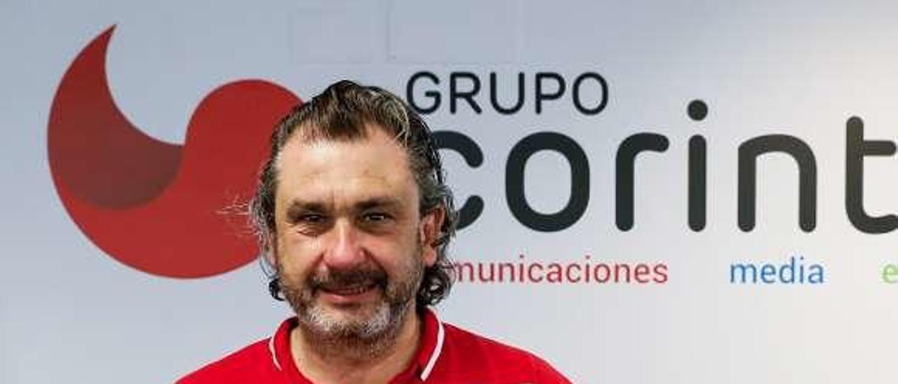 Nacho Galán, entrenador del Círculo, posa con el cartel promocional de la nueva campaña de abonados del club gijonés.