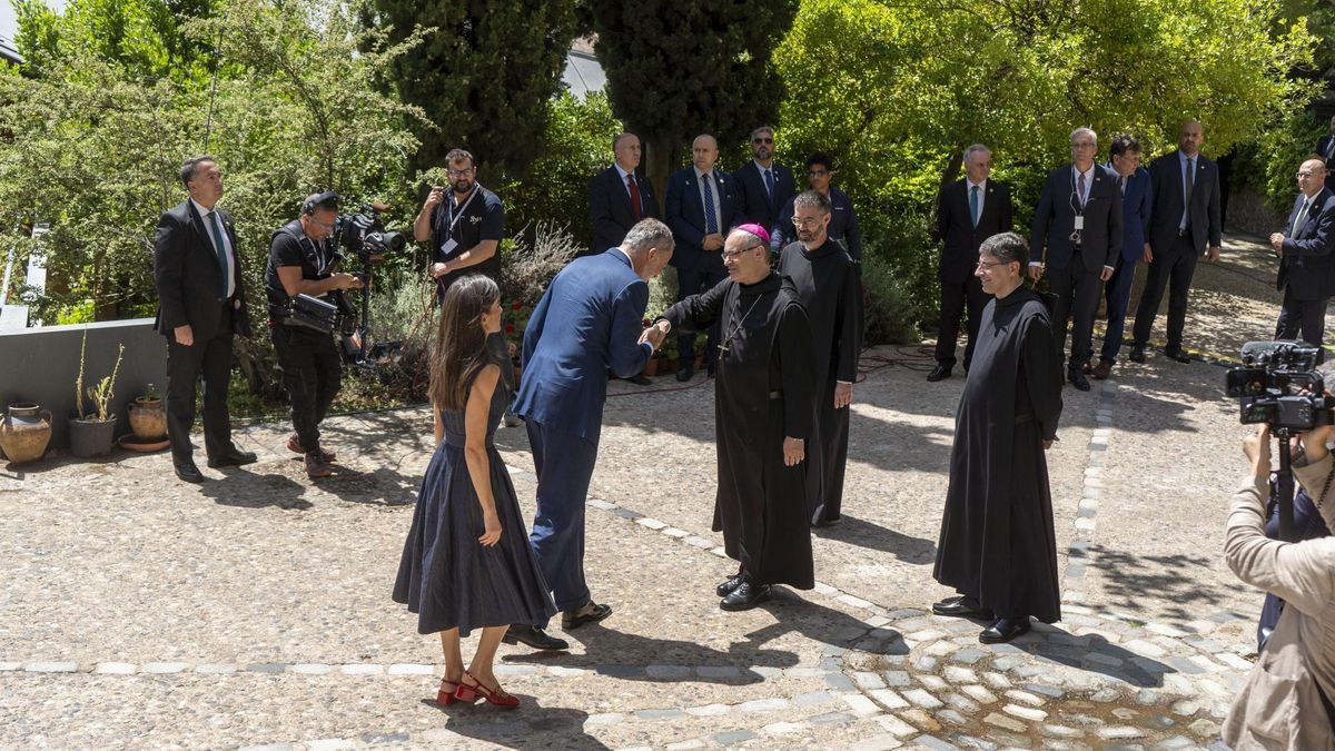 Salutació entre Felip VI i l'abat de Montserrat, Manel Gasch, el 23 de juny passat