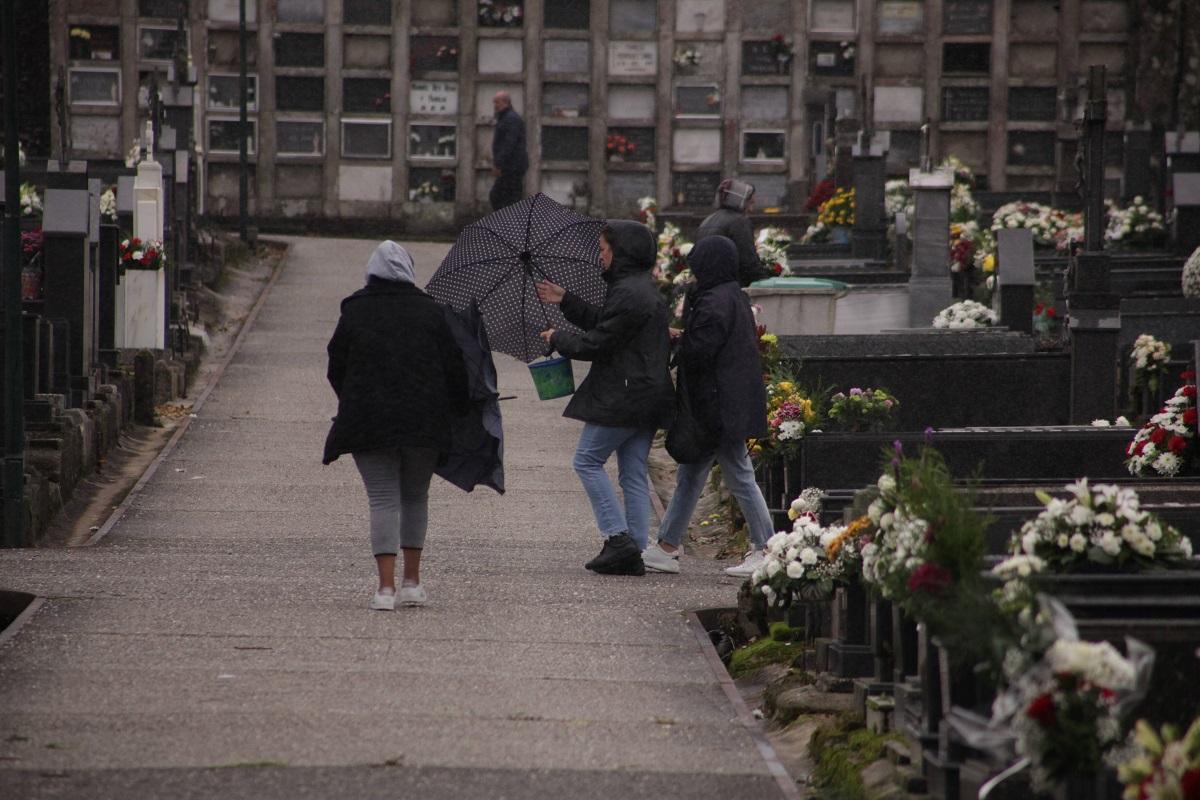 Compostelanos en el cementerio de Boisaca durante el Día de Todos los Santos