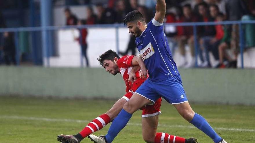 Un momento del partido disputado ayer en el Lourambal. // José Lores