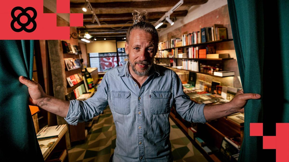 Ferran Utzet, director teatral, en su librería especializada en artes escénicas 'Jàssera'.