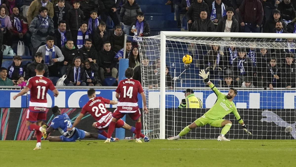 Uno de los goles del Alavés al Granada.