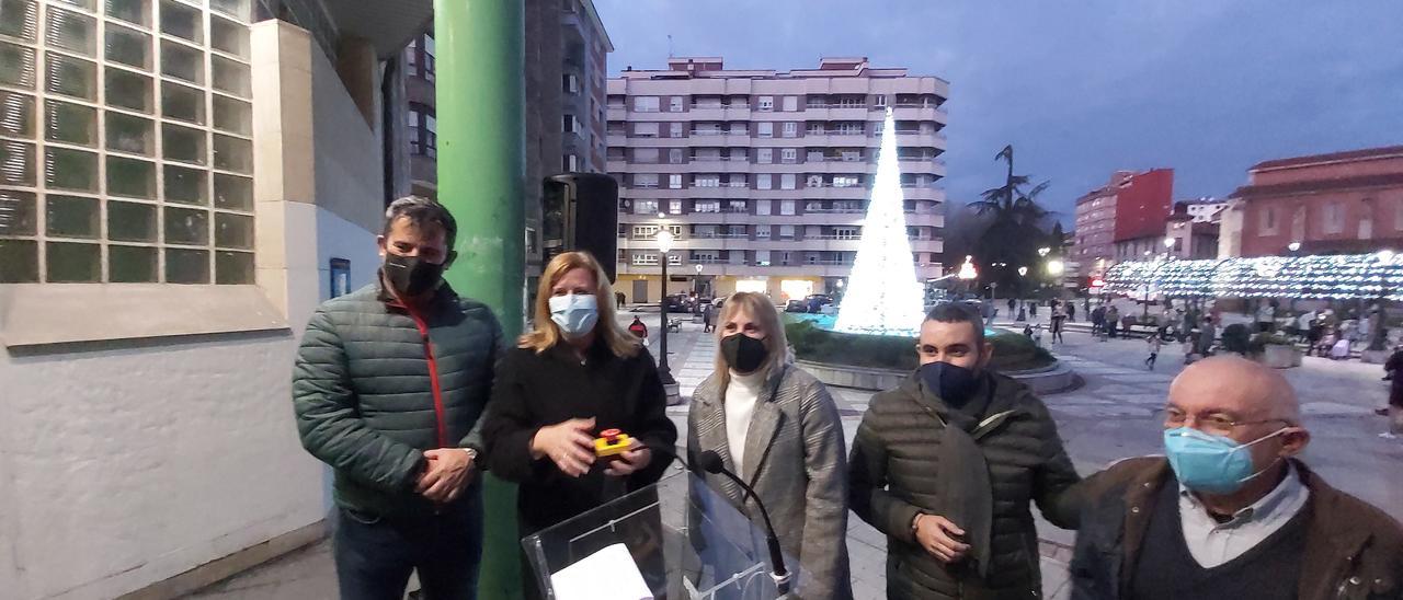 Carmen Arbesú (segunda por la izquierda) junto a los ediles Javier Castro, Patricia Fernández, Javier Álvarez y José Manuel Álvarez, en el encendido del alumbrado navideño.