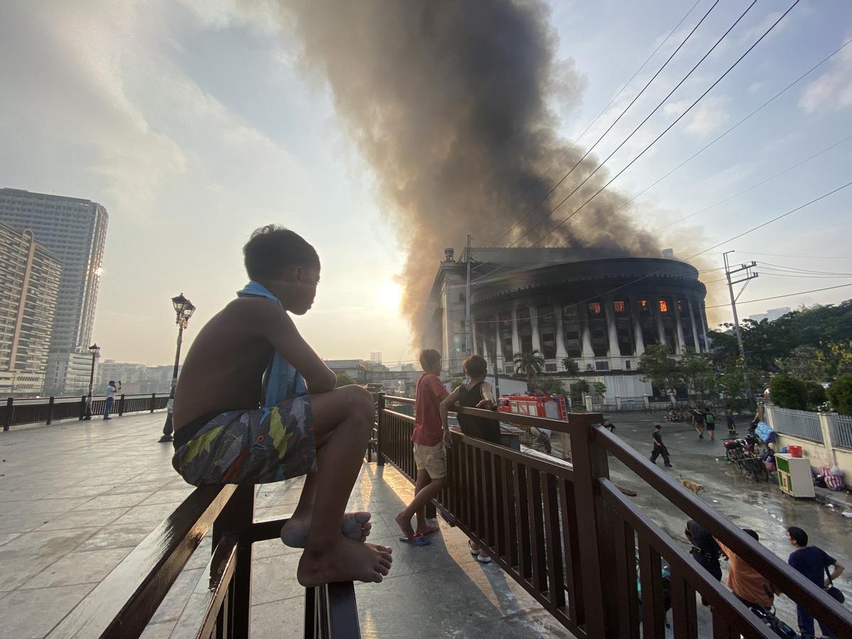 Espectacular incencio en la histórica oficina de Correos de Manila