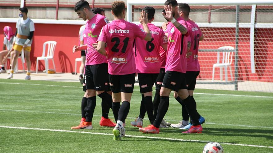 Jugadores del Ciudad de Lucena celebran un gol.