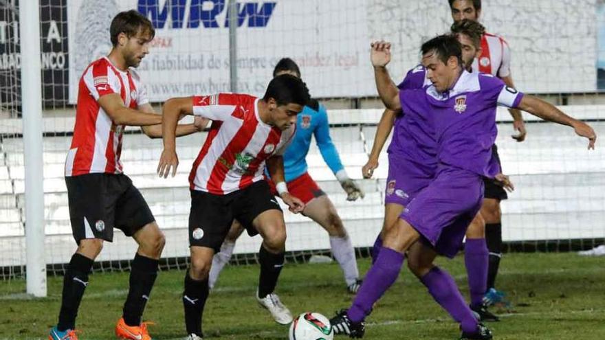 La defensa del Ciudad Rodrigo busca despejar el balón en el duelo de Copa Federación.