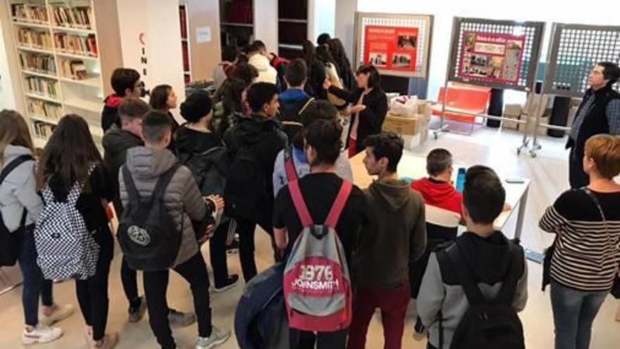 Los estudiantes en la biblioteca municipal de Elda.