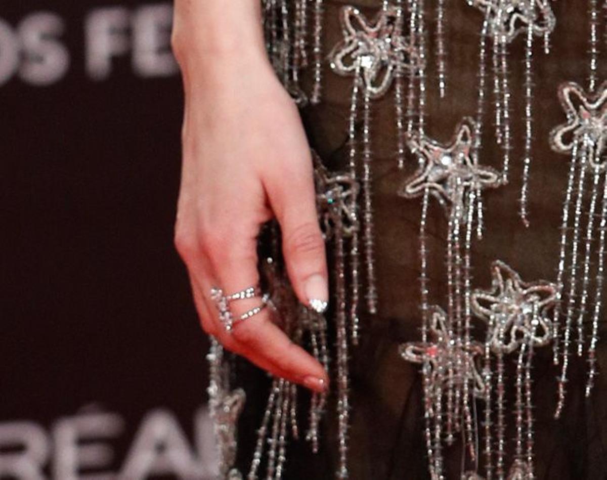 La manicura de brillantes de Natalia de Molina en los Premios Feroz 2019