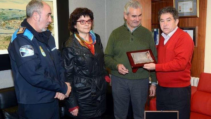 El alcalde entrega la placa conmemorativa a Moisés Potel. // R. V.