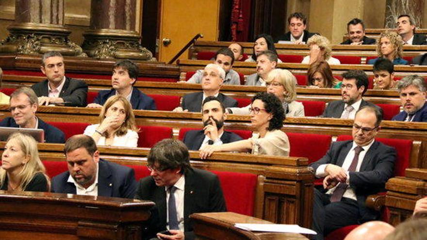 Puigdemont i Junqueras votant a primer fila de la bancada de JxS,