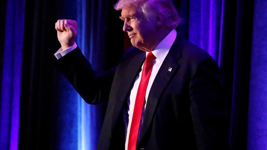 Trump saluda a sus seguidores en Nueva York tras saberse ganador.