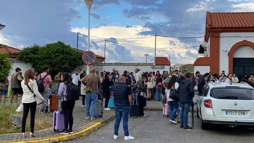 Un tren se queda parado en Zafra dos horas por daños en las vías por el temporal