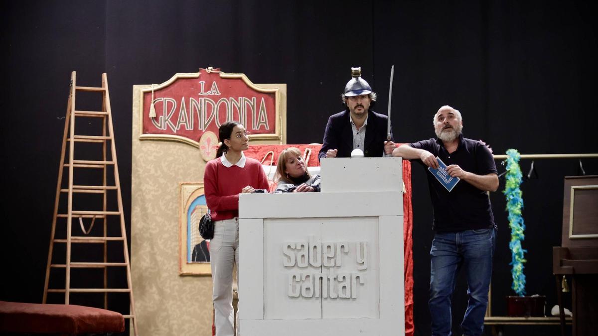 El reparto de "Rigolerdo" durante los ensayos en el teatro Filarmónica de Oviedo.