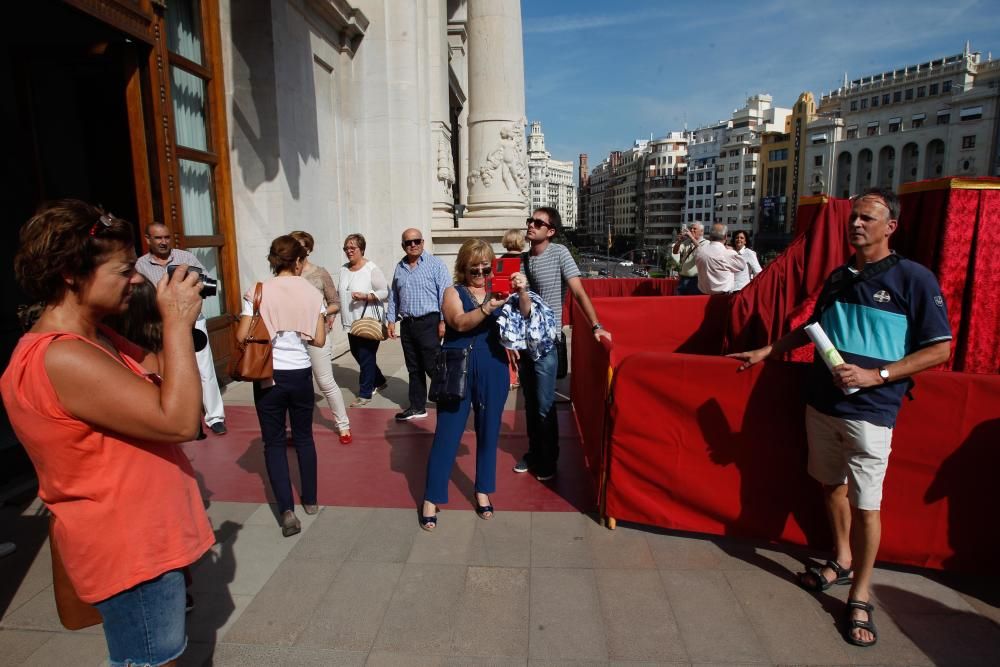 Visita a la Real Senyera en el Ayuntamiento