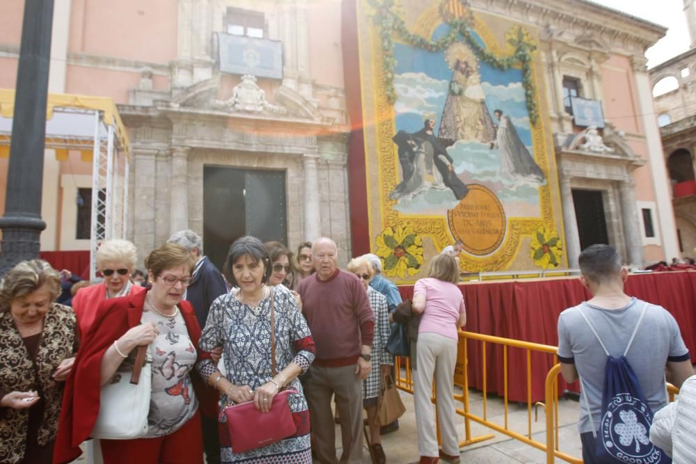 Numerosas personas acuden a la plaza de la Virgen de València para contemplar el tapiz floral