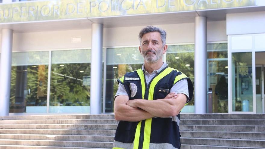 El policía que evitó un suicidio en A Coruña: «Conseguimos que pasase de hacer una cuenta atrás para dispararse a entregar el arma»